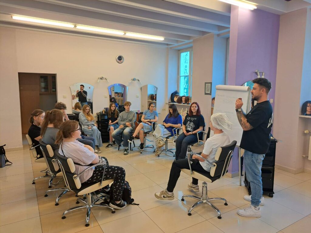 Zajęcia praktyczne w Technikum Fryzjerskim w ZDZ