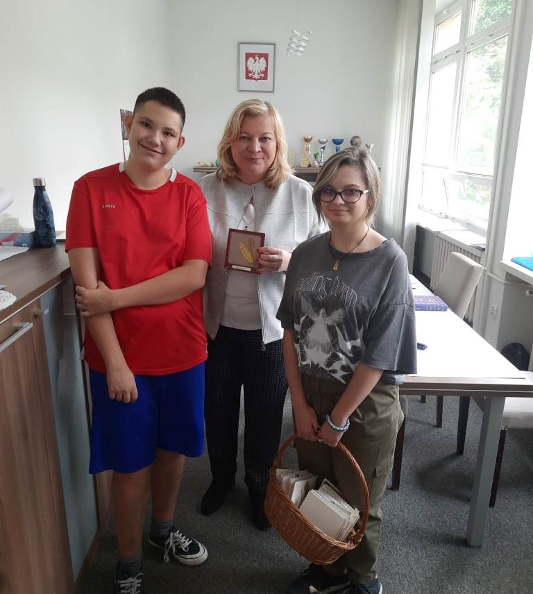 Pani Dyrektor z uczniami