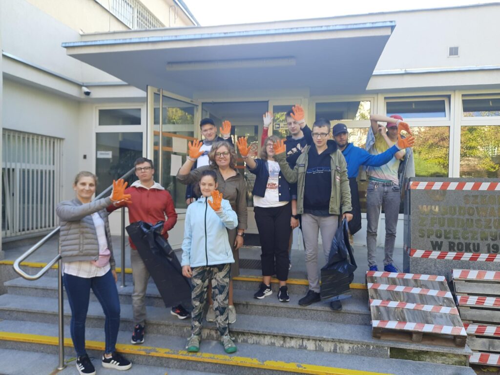 Uczniowie podczas akcji "Sprzątanie świata"