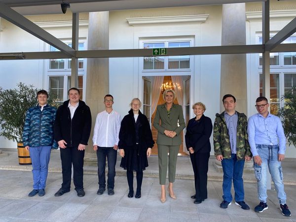 Uczniowie klasy ogrodniczej z Panią Prezydentową