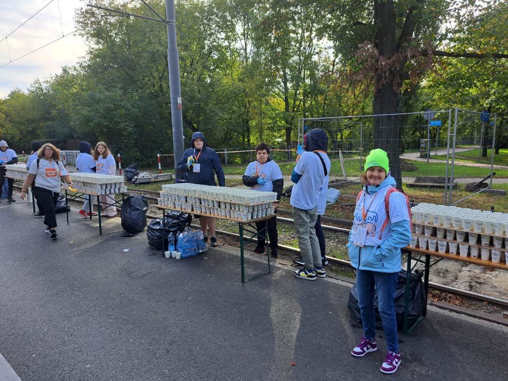 Wolontariusze w trakcie 46. Maratonu Warszawskiego