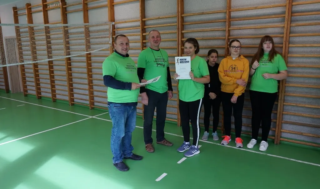 Grupa wolontariatu sportowego w trakcie Maratonu Warszawskiego