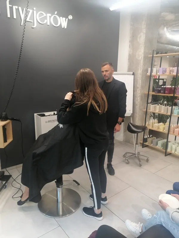 Uczniowie na szkoleniu fryzjerów poprowadzonego w „Szkoła Talentów U Fryzjerów”