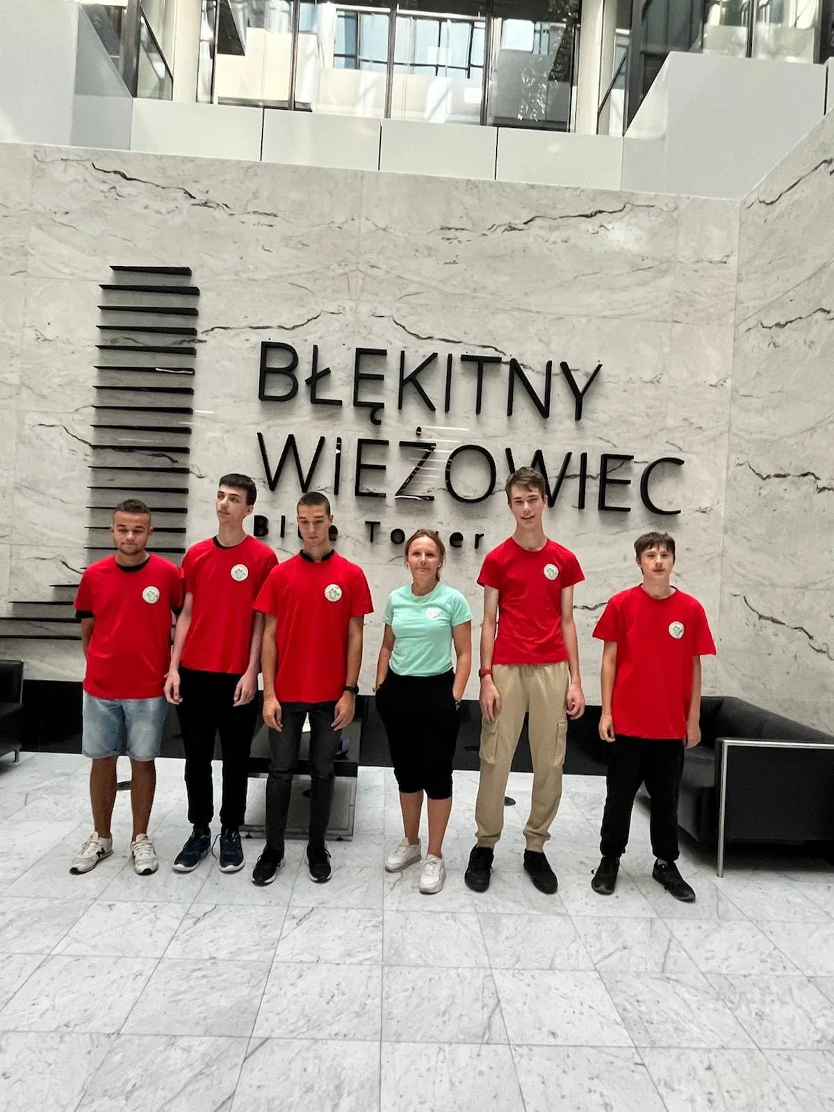 Uczniowie podczas zbiórki dla powodzian