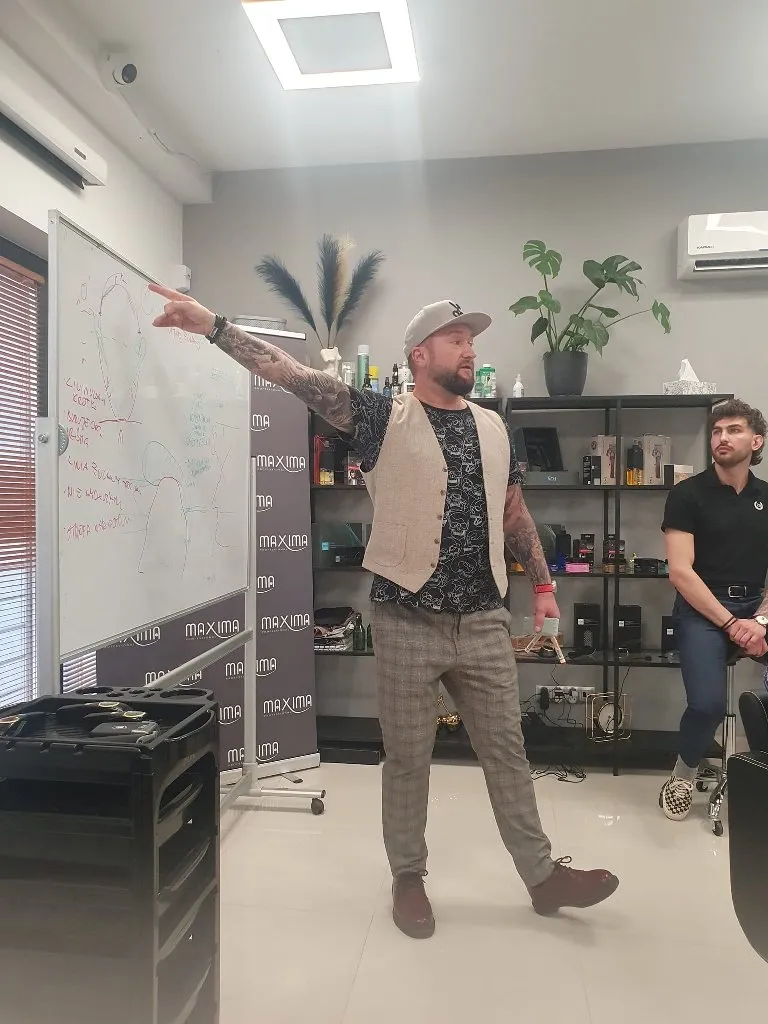 Uczniowie pod okiem ekspertów z marki FOX BARBER EXPERT