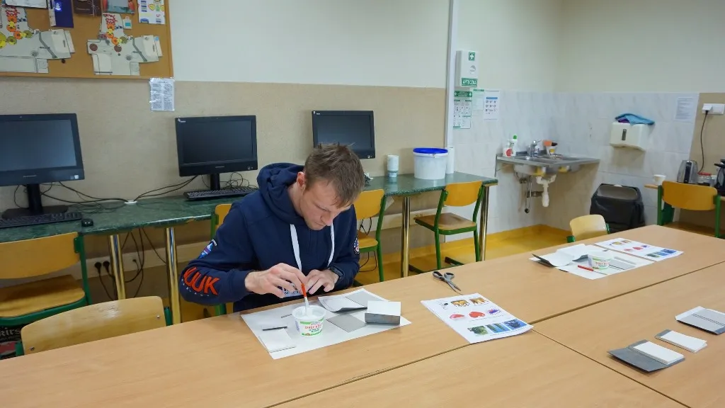 Uczniowie podczas konkursu introligatorskiego