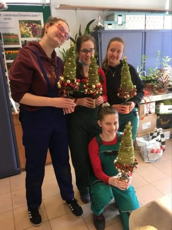 Uczniowie klas ogrodniczych