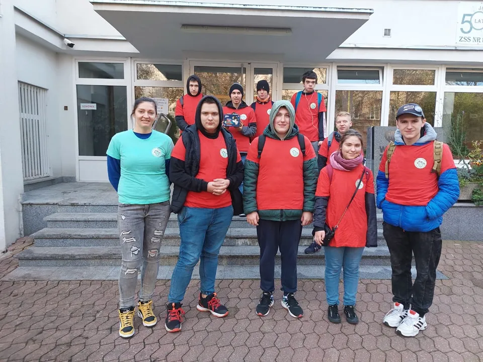 Akcja sprzątania grobów na cmentarzu Powązkowskim