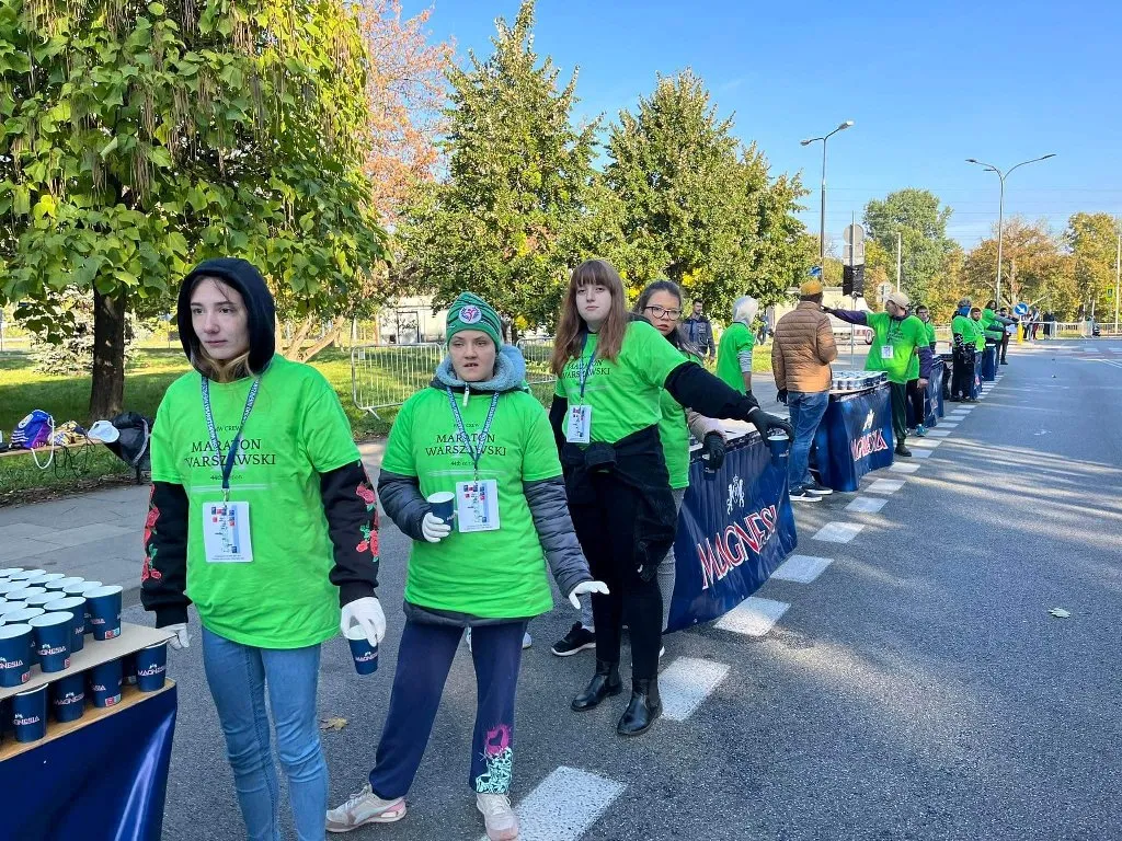 Grupa wolontariatu sportowego w trakcie Maratonu Warszawskiego