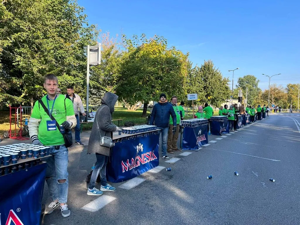 Grupa wolontariatu sportowego w trakcie Maratonu Warszawskiego