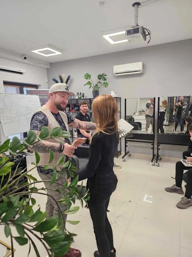 Uczniowie pod okiem ekspertów z marki FOX BARBER EXPERT