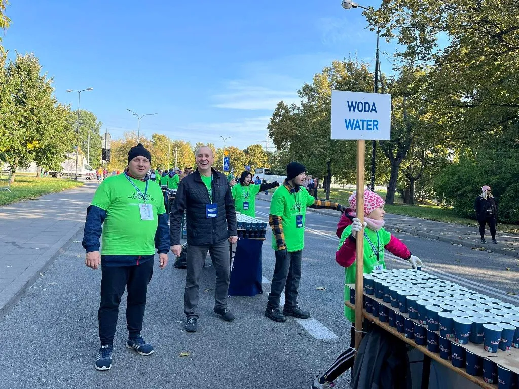 Grupa wolontariatu sportowego w trakcie Maratonu Warszawskiego