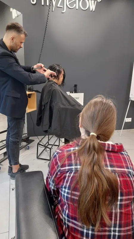 Uczniowie na szkoleniu fryzjerów poprowadzonego w „Szkoła Talentów U Fryzjerów”