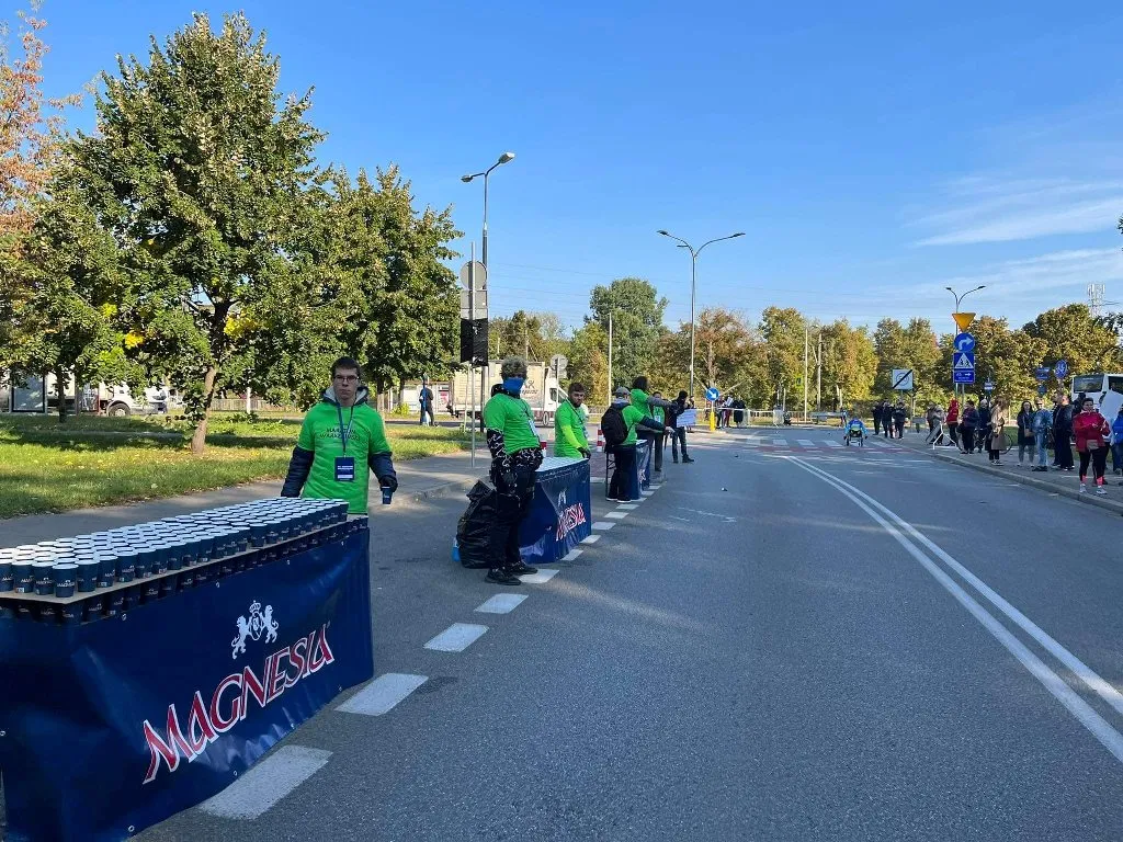 Grupa wolontariatu sportowego w trakcie Maratonu Warszawskiego