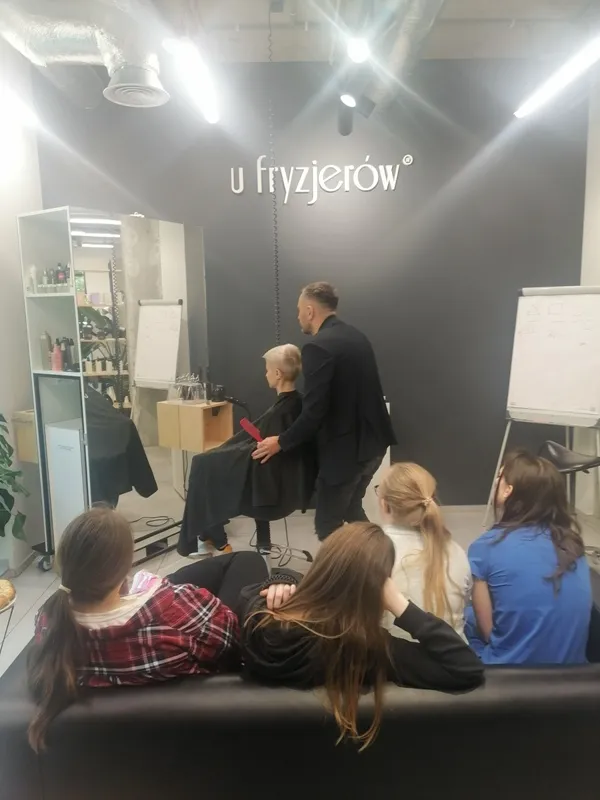 Uczniowie na szkoleniu fryzjerów poprowadzonego w „Szkoła Talentów U Fryzjerów”