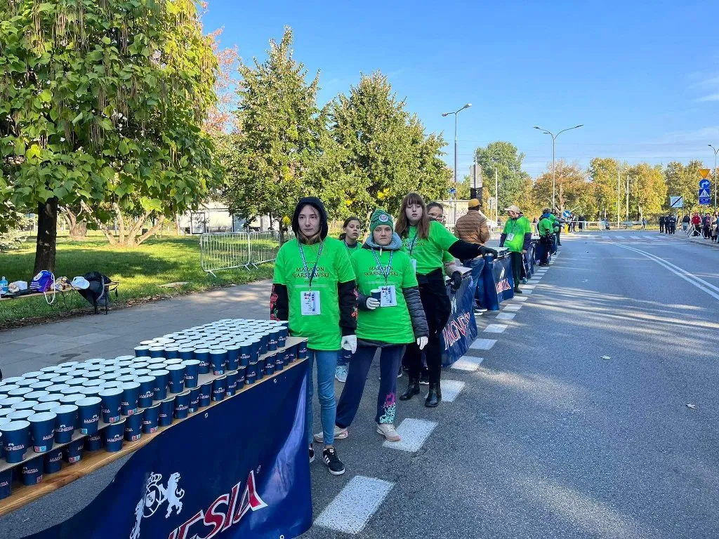Grupa wolontariatu sportowego w trakcie Maratonu Warszawskiego