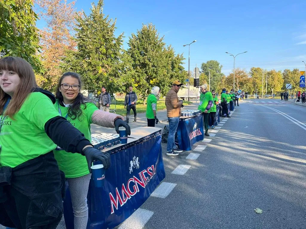 Grupa wolontariatu sportowego w trakcie Maratonu Warszawskiego
