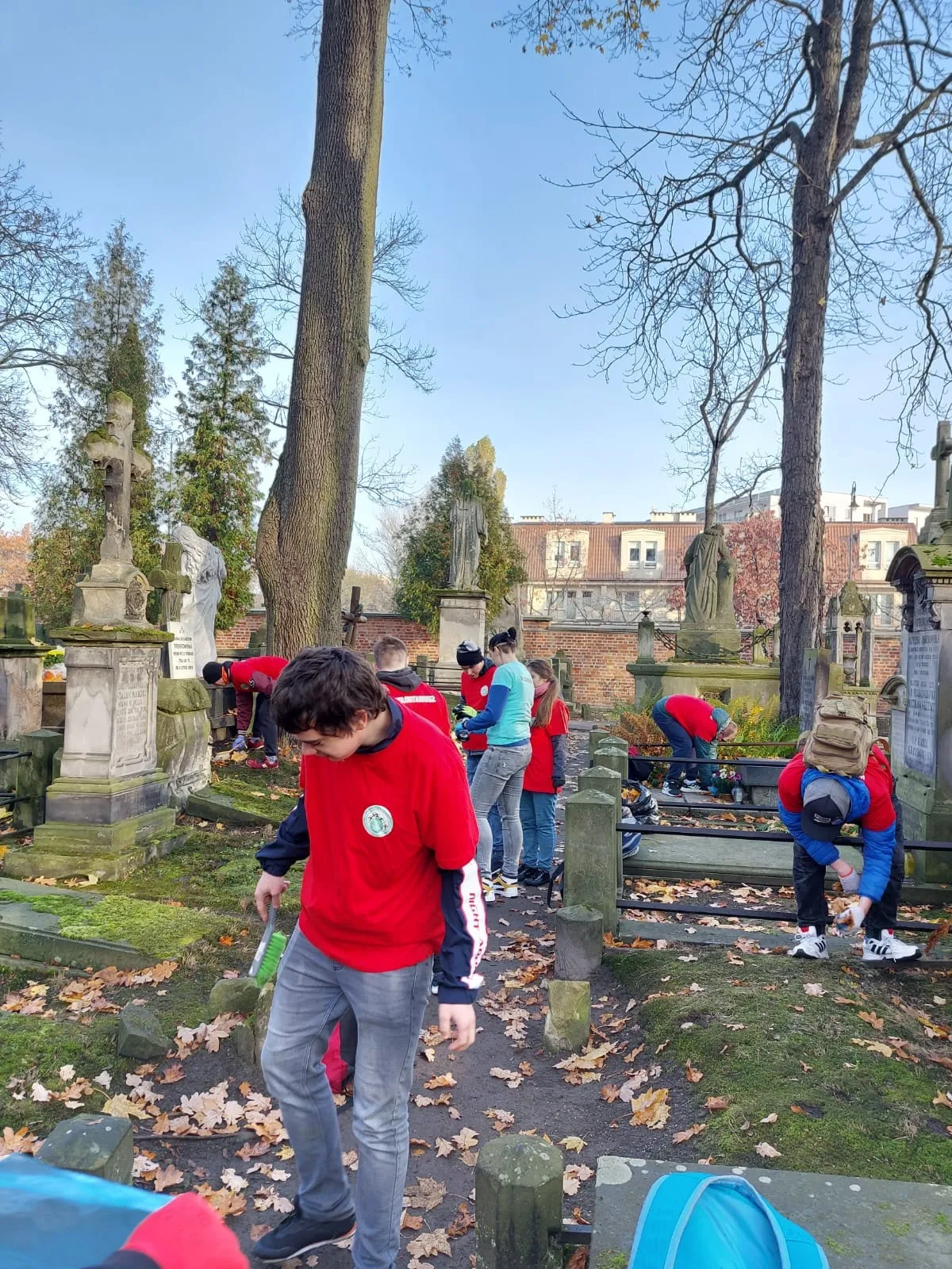 Akcja sprzątania grobów na cmentarzu Powązkowskim