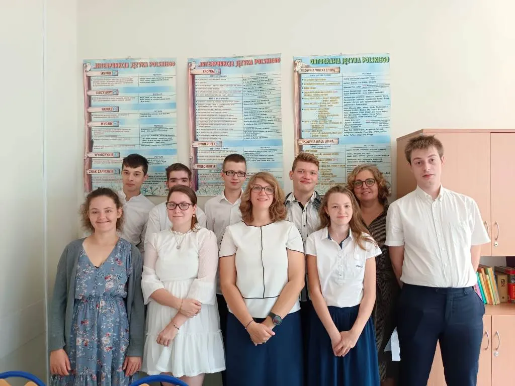 Uczniowie z wychowawcami
