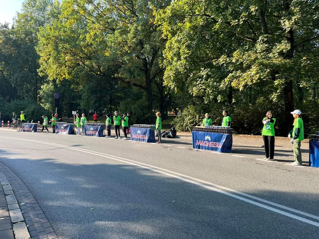 Grupa wolontariatu sportowego w trakcie Maratonu Warszawskiego