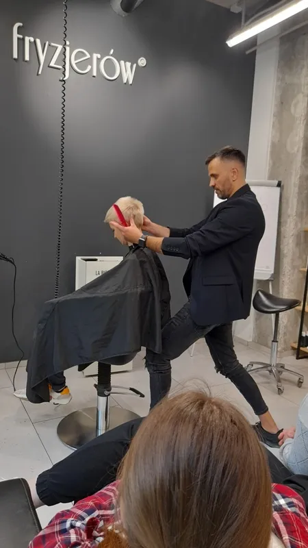 Uczniowie na szkoleniu fryzjerów poprowadzonego w „Szkoła Talentów U Fryzjerów”