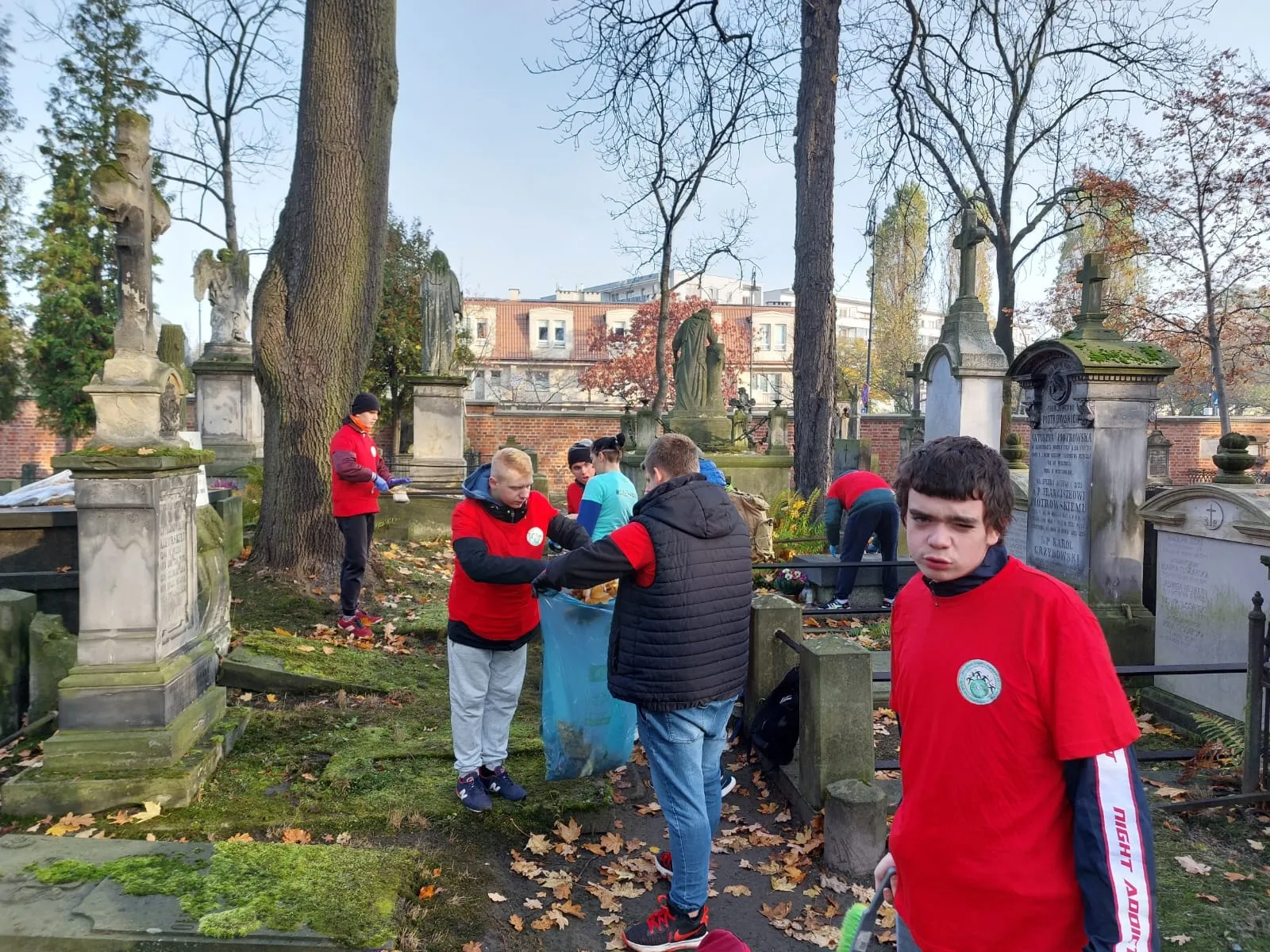 Akcja sprzątania grobów na cmentarzu Powązkowskim