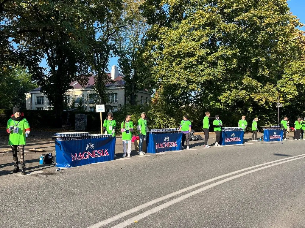 Grupa wolontariatu sportowego w trakcie Maratonu Warszawskiego