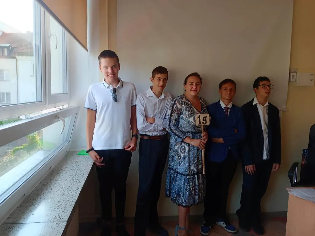 Uczniowie z wychowawcami