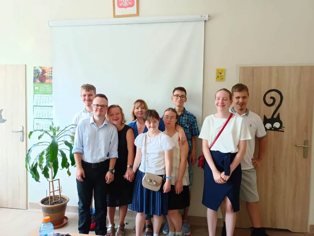Uczniowie z wychowawcami