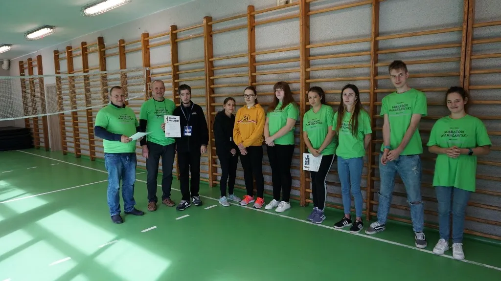 Grupa wolontariatu sportowego w trakcie Maratonu Warszawskiego
