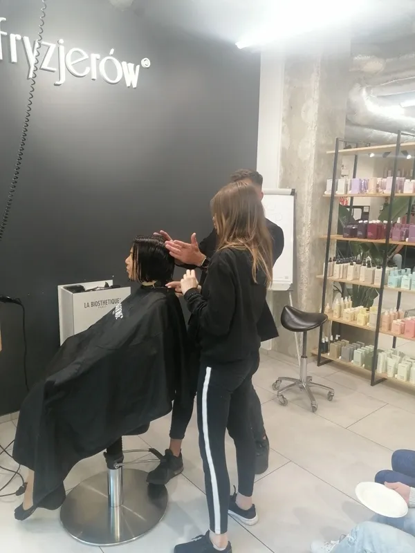 Uczniowie na szkoleniu fryzjerów poprowadzonego w „Szkoła Talentów U Fryzjerów”