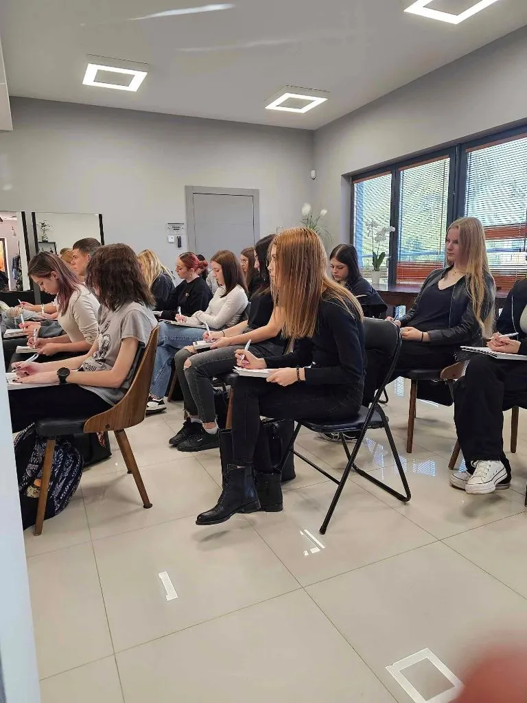 Uczniowie pod okiem ekspertów z marki FOX BARBER EXPERT