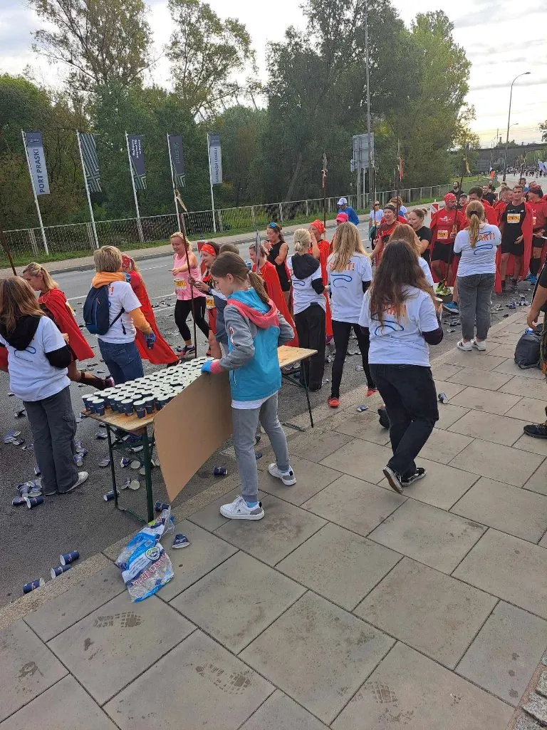 Wolontariusze w trakcie 45 Maratonu Warszawskiego