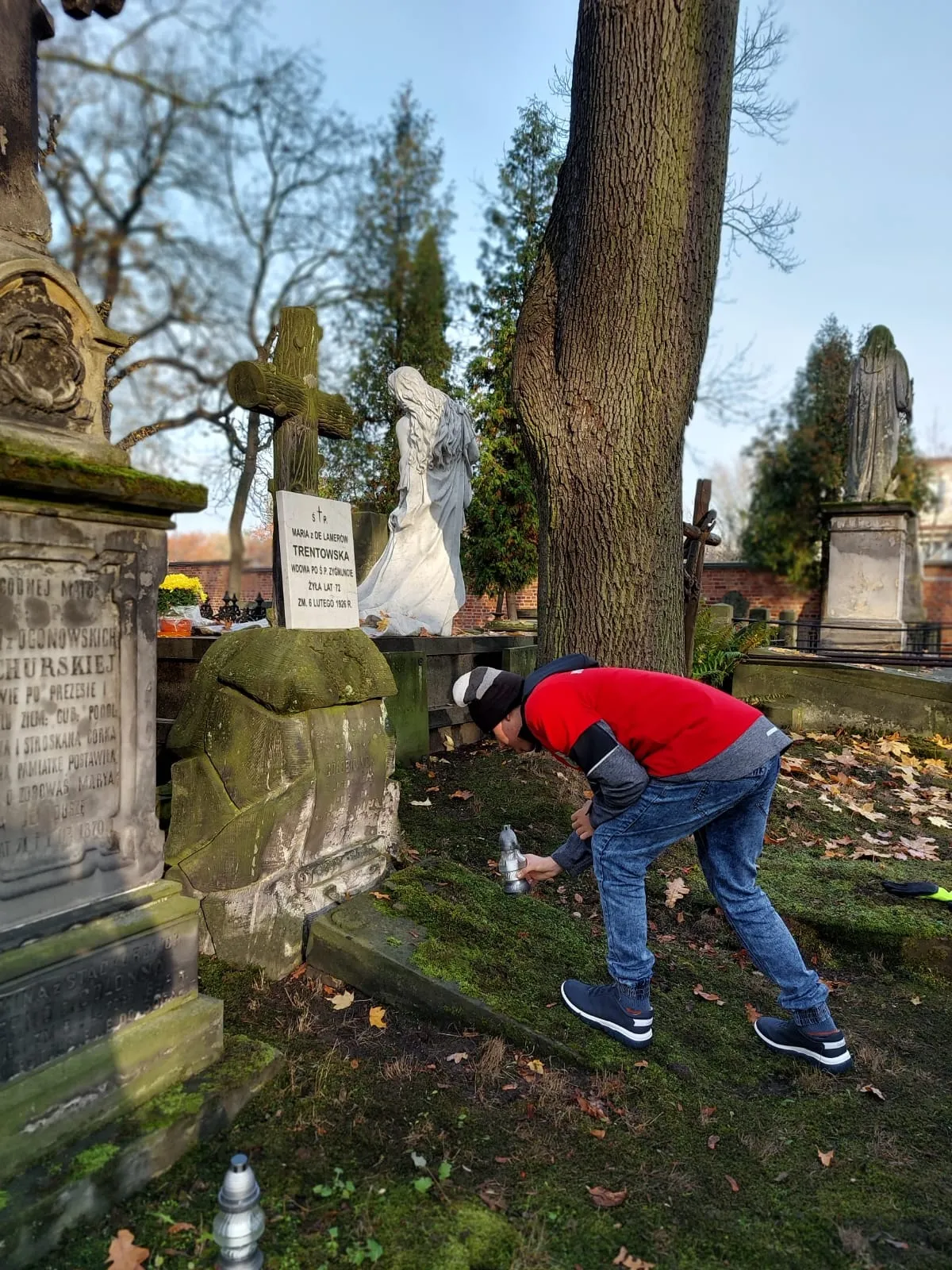 Akcja sprzątania grobów na cmentarzu Powązkowskim
