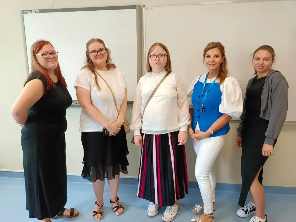 Uczniowie z wychowawcami