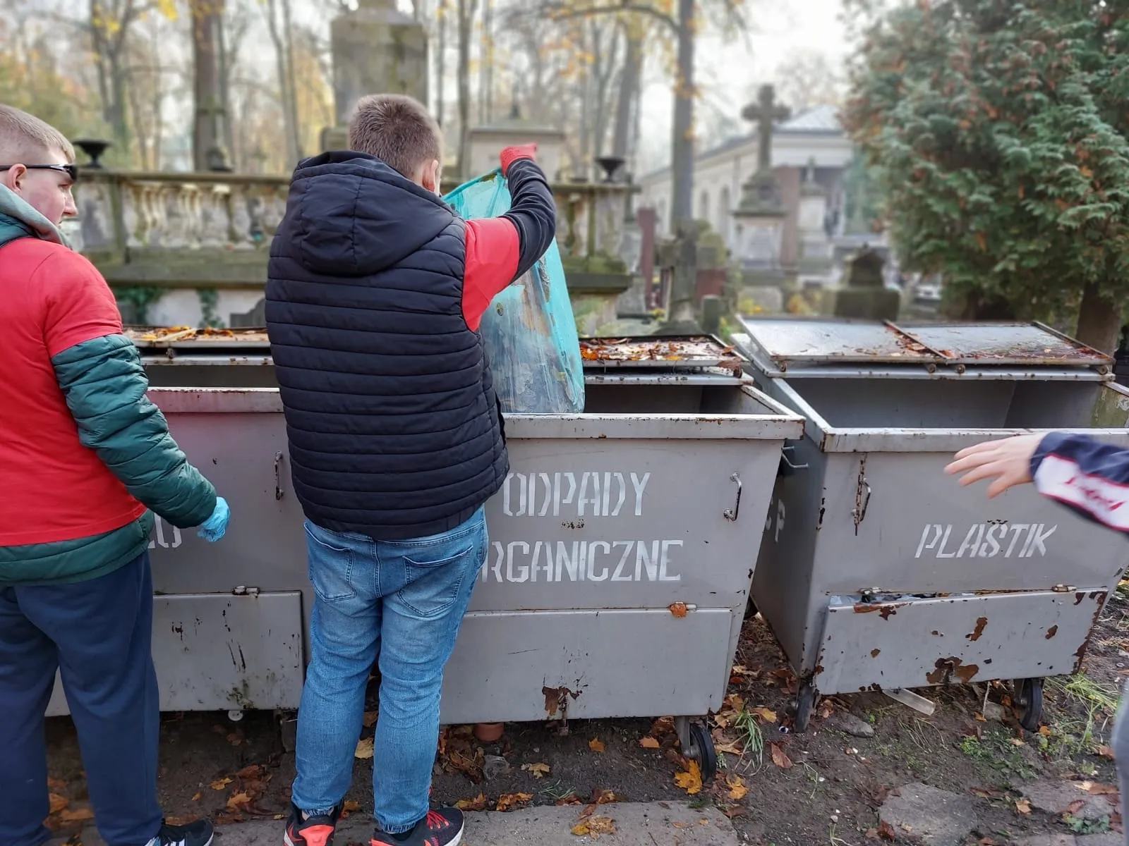 Akcja sprzątania grobów na cmentarzu Powązkowskim
