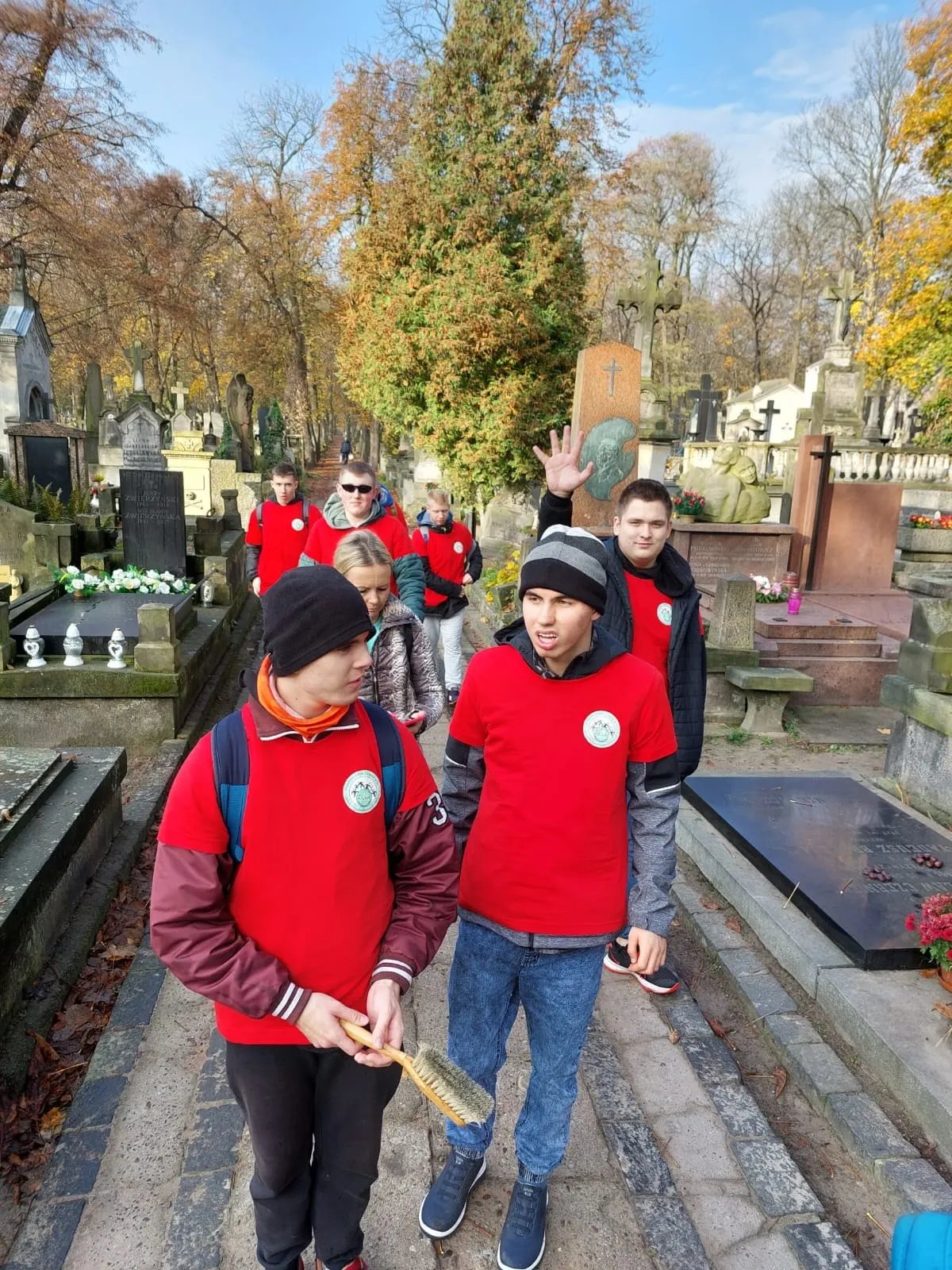 Akcja sprzątania grobów na cmentarzu Powązkowskim