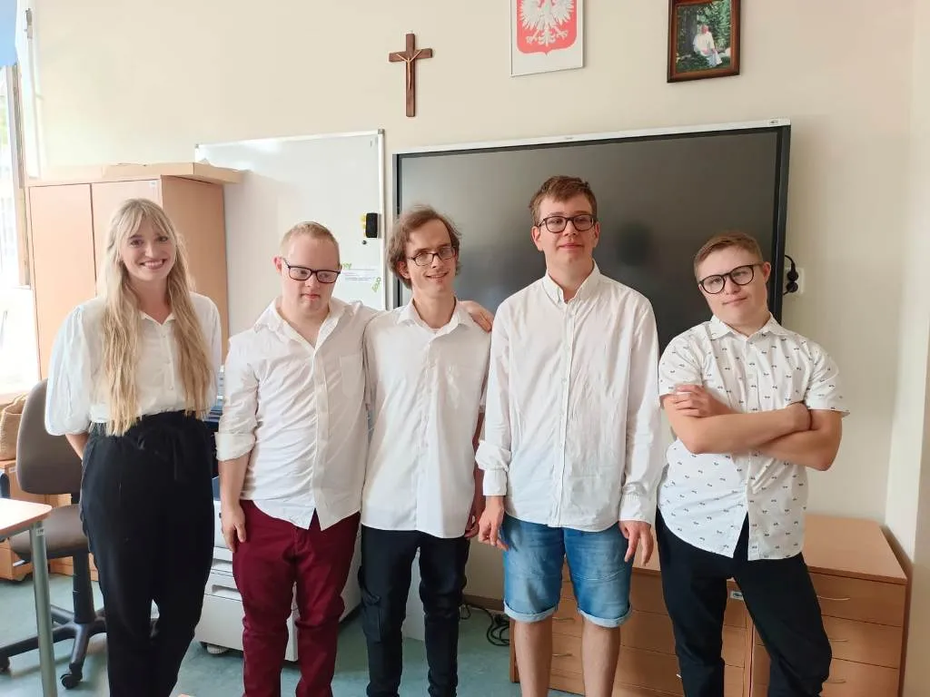 Uczniowie z wychowawcami