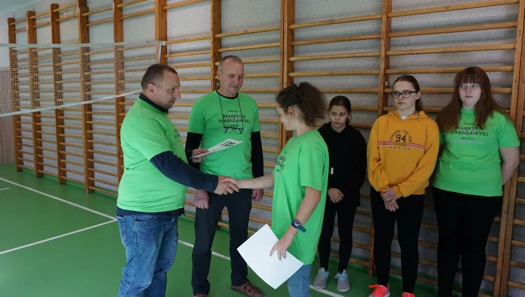 Grupa wolontariatu sportowego w trakcie Maratonu Warszawskiego