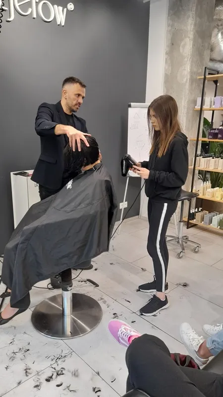 Uczniowie na szkoleniu fryzjerów poprowadzonego w „Szkoła Talentów U Fryzjerów”