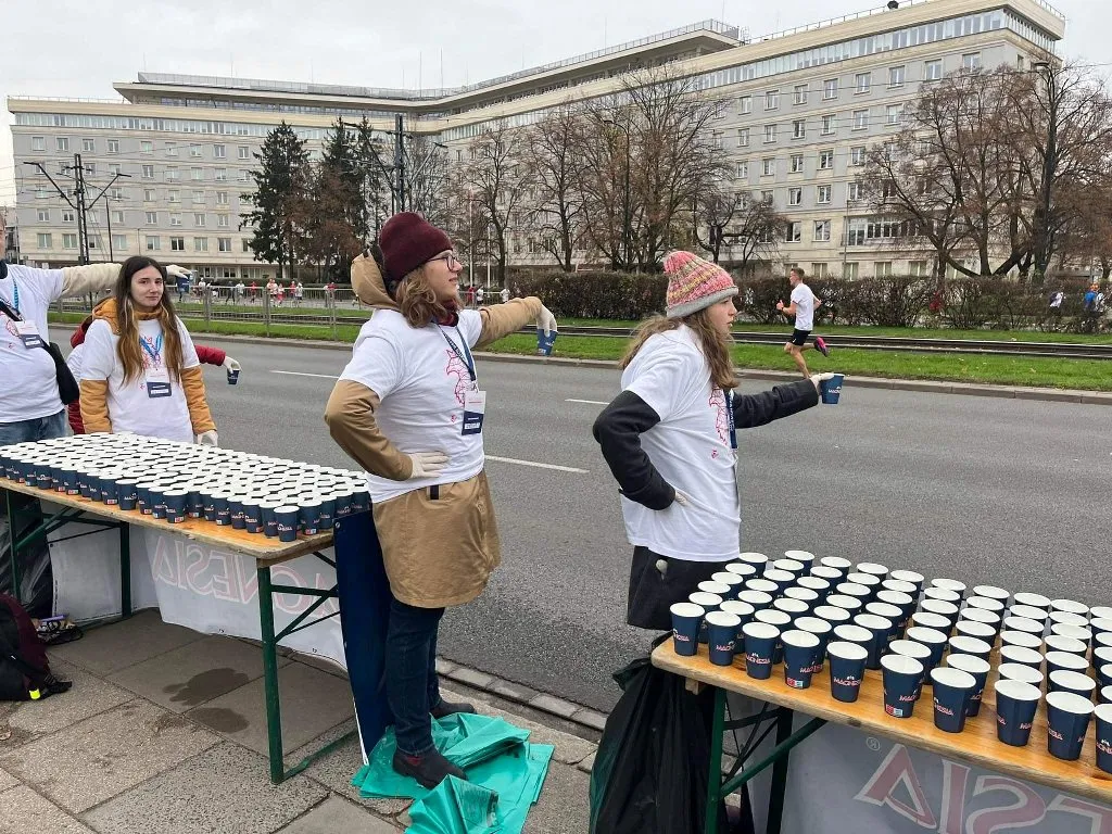 Wolontariusze w trakcie 32. Biegu Niepodległości