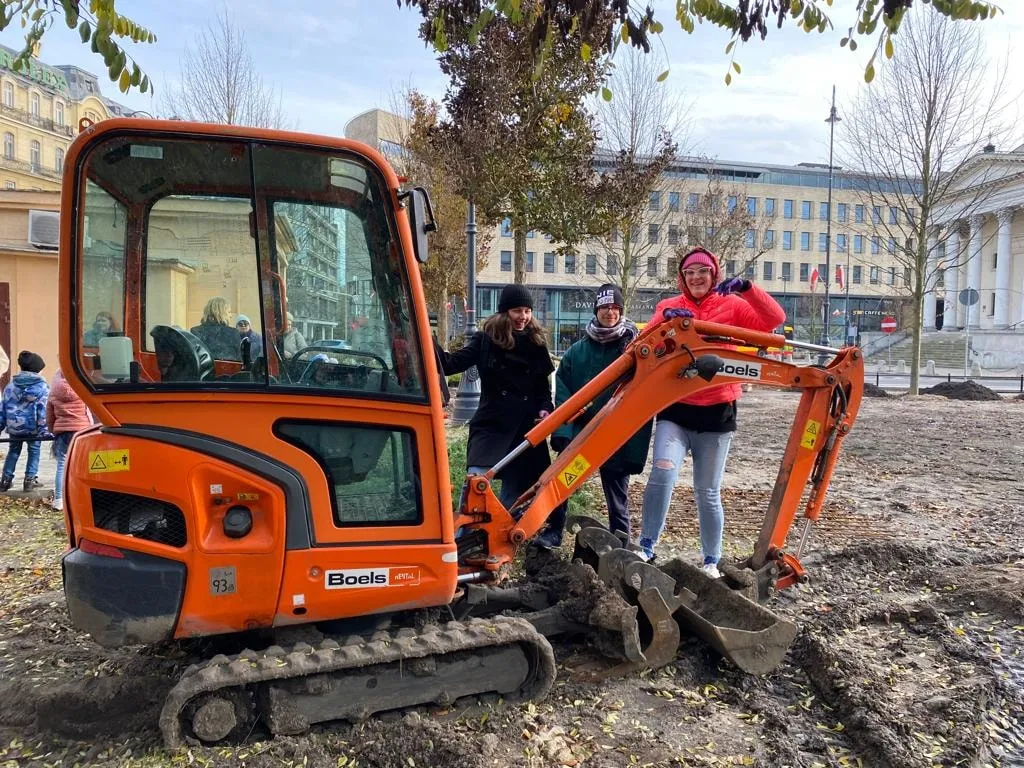 Nasze Drzewo na Placu Trzech Krzyży