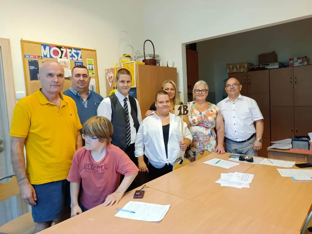 Uczniowie z wychowawcami