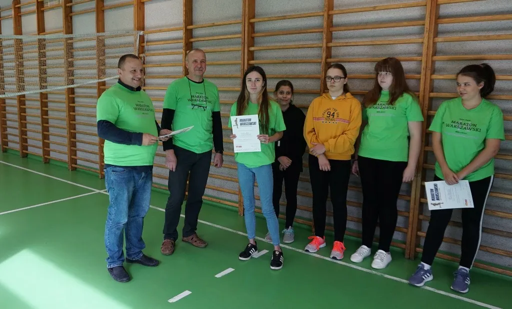Grupa wolontariatu sportowego w trakcie Maratonu Warszawskiego