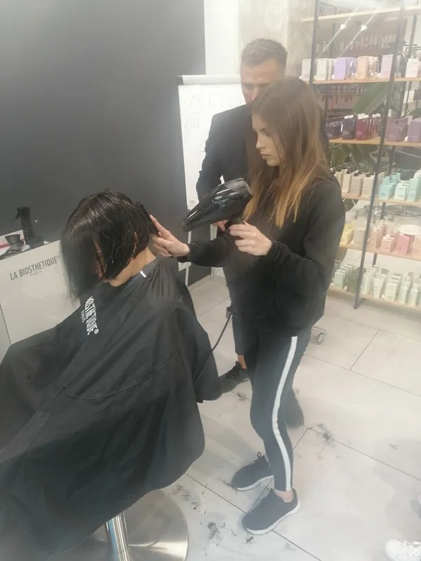 Uczniowie na szkoleniu fryzjerów poprowadzonego w „Szkoła Talentów U Fryzjerów”