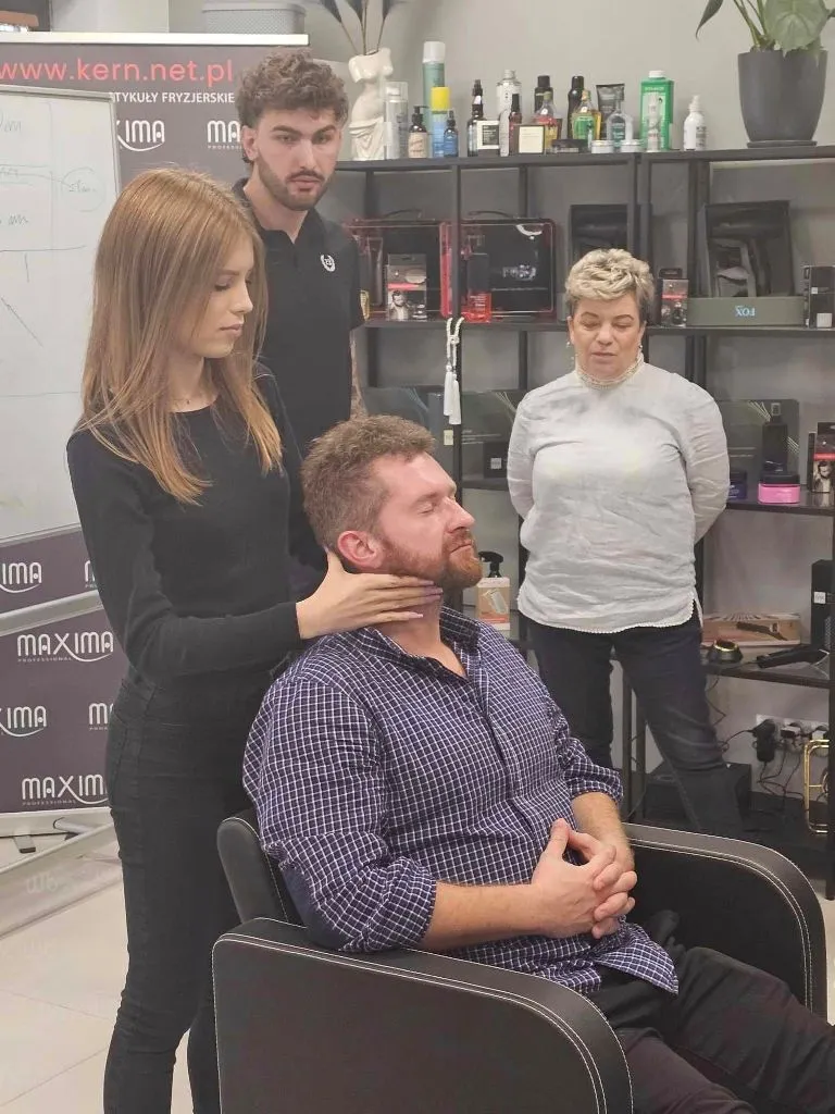 Uczniowie pod okiem ekspertów z marki FOX BARBER EXPERT
