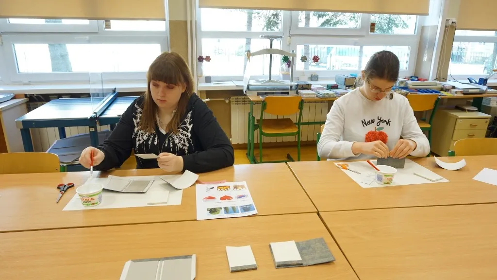 Uczniowie podczas konkursu introligatorskiego
