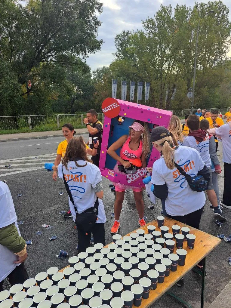 Wolontariusze w trakcie 45 Maratonu Warszawskiego