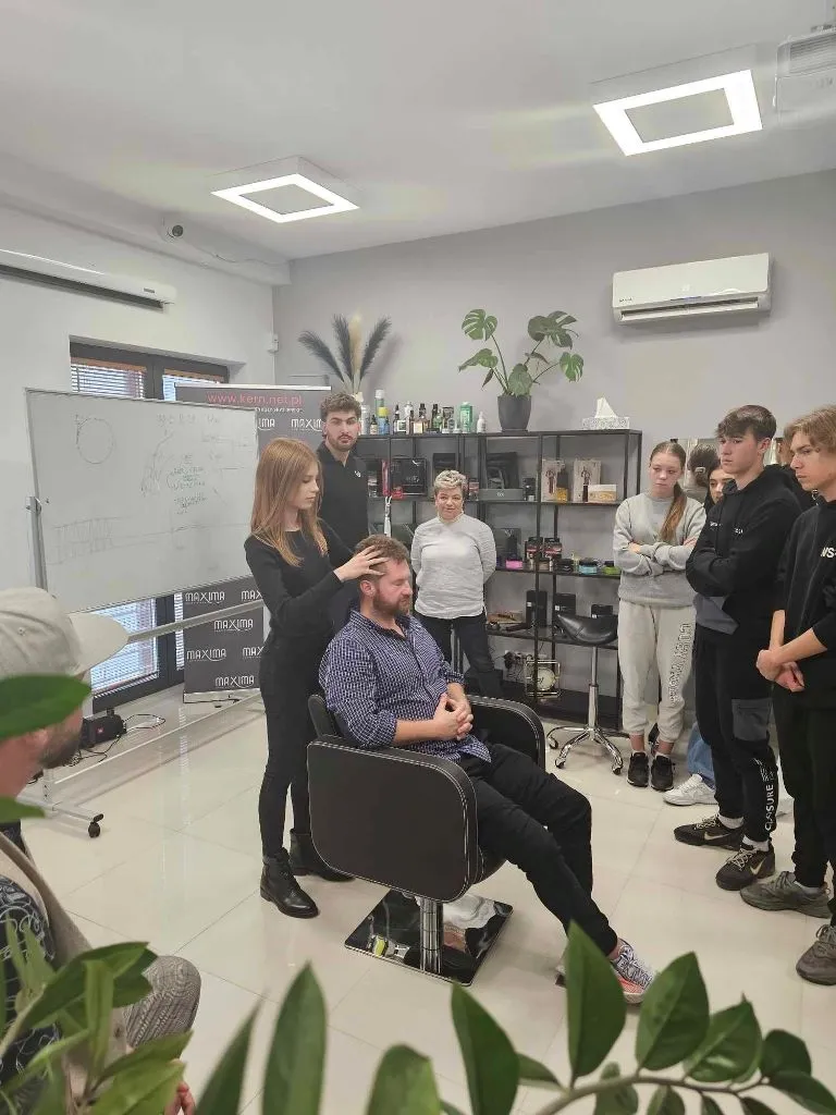 Uczniowie pod okiem ekspertów z marki FOX BARBER EXPERT