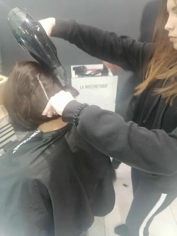 Uczniowie na szkoleniu fryzjerów poprowadzonego w „Szkoła Talentów U Fryzjerów”